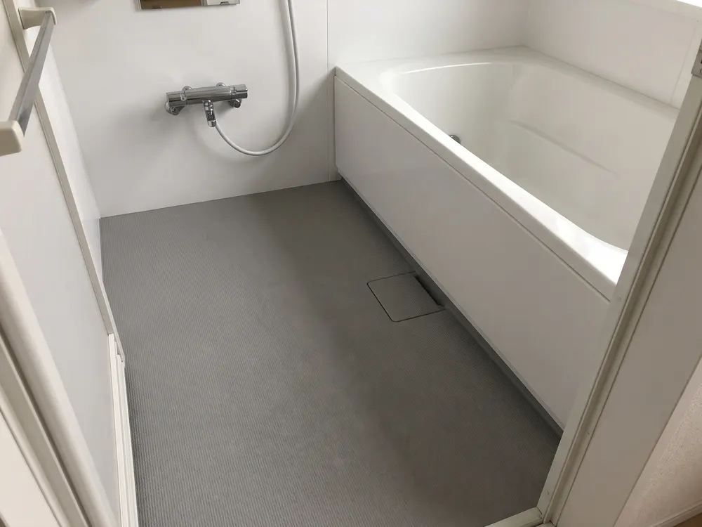 清掃を終えた浴室の浴槽と床