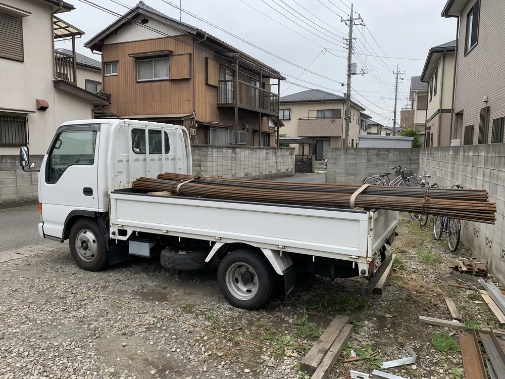 平らな荷台に固定した鉄筋の束