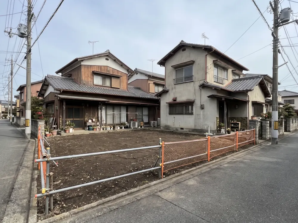 解体の後に平らにならした更地