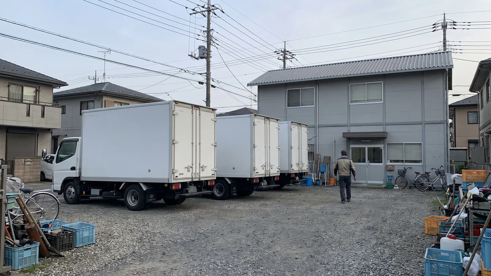 朝の車庫に並ぶ白いトラック