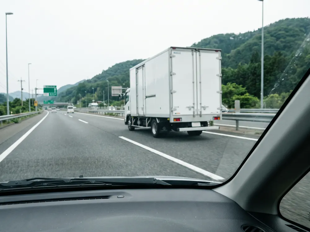 高速道路を走る白い大型トラック