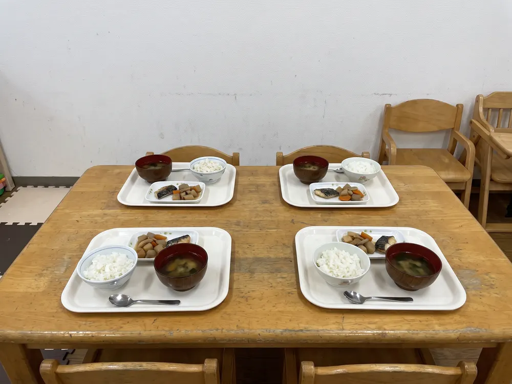 机に並べた、ご飯とみそ汁と焼き魚の給食