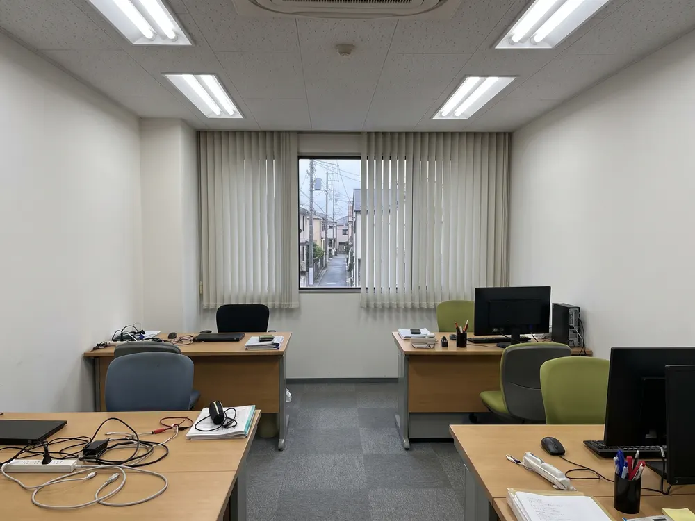 LED の照明に替えた小さな事務所