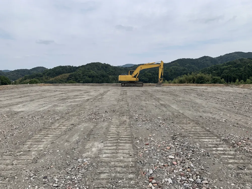 重機で平らにならした埋立地