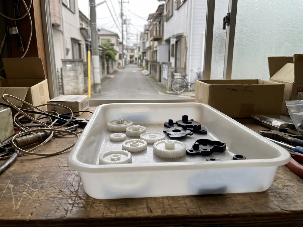 トレーに並べた白と黒の樹脂の部品